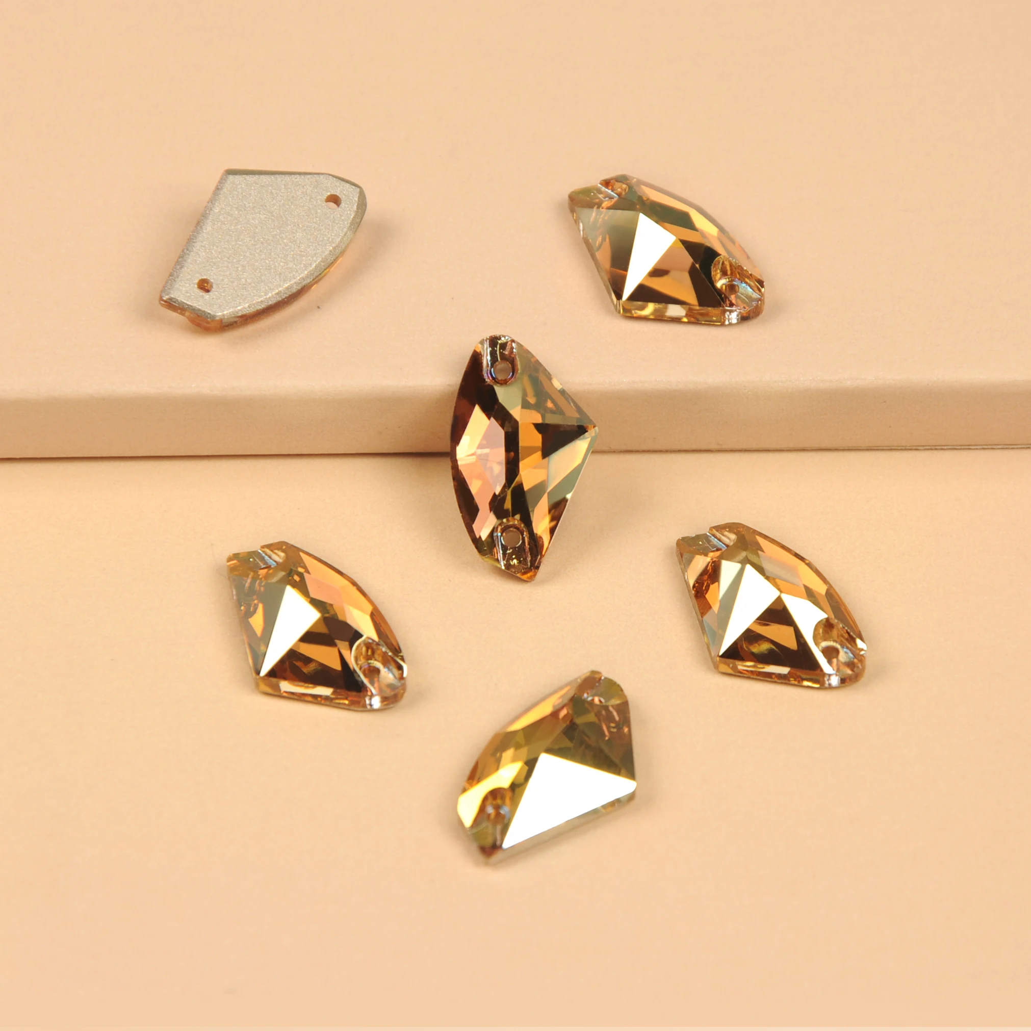 Glitzernde Kristallglas-Strasssteine in Sonnengold zum Aufnähen, Abstandssteine, Knöpfe für DIY-Kleidung und Schmuck – Detail 5