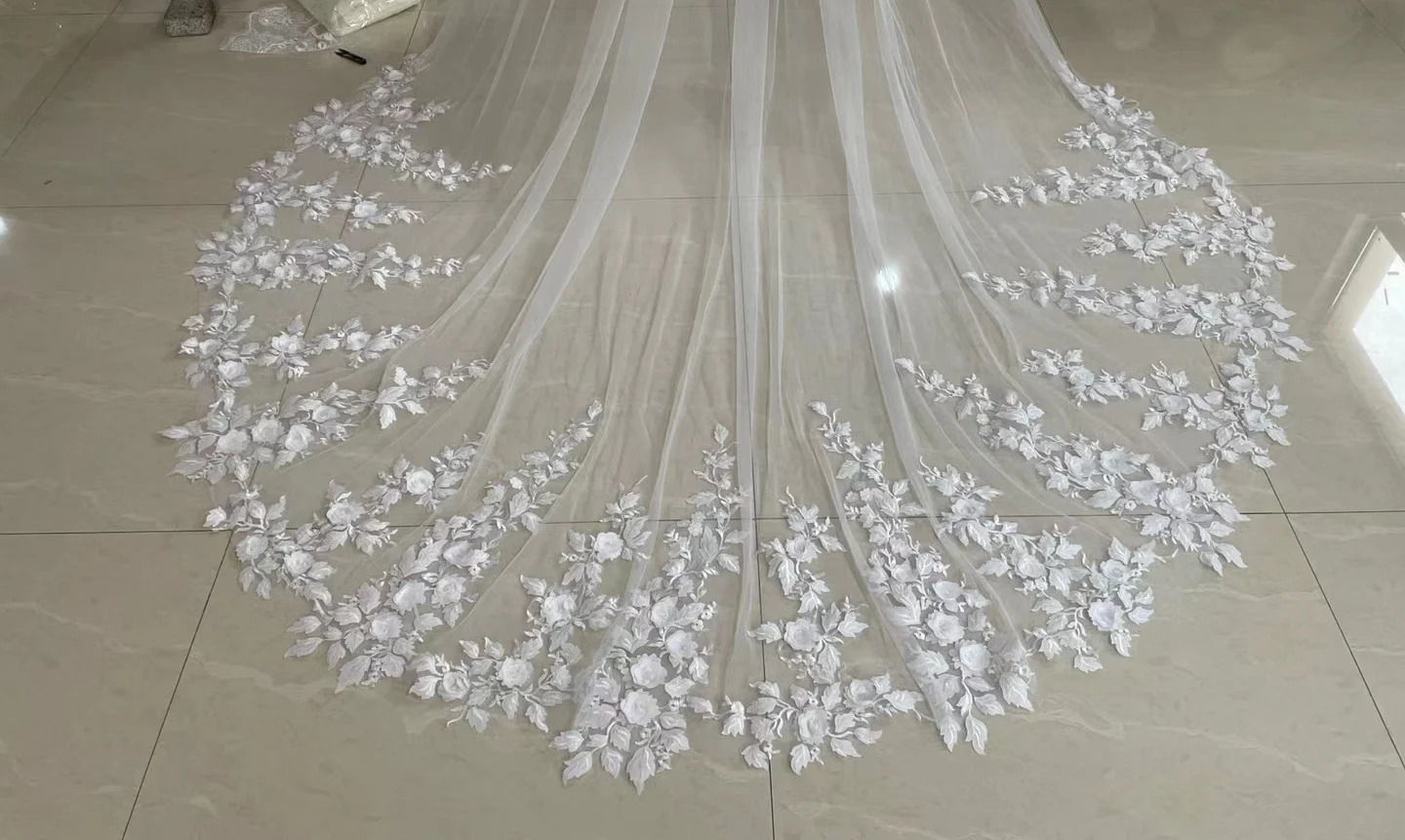 Romantic One Layer 3 Meters Long and 3 Meters Wide Lace Wedding Veil with Appliques Bridal Veils with Comb