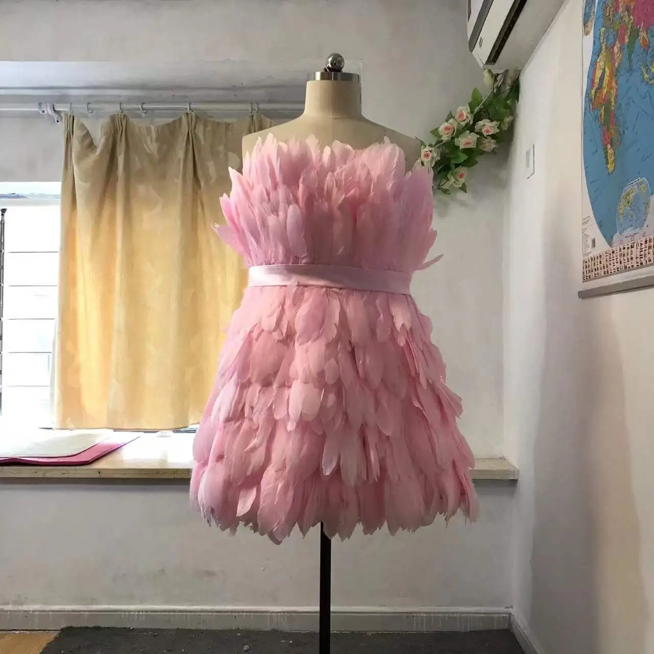 ที่กําหนดเองGorgeous Feather Party Dresses Handmadeสาวชุดวันเกิดชุดราตรีสั้นหวาน 16 ชุดHomecoming Gown