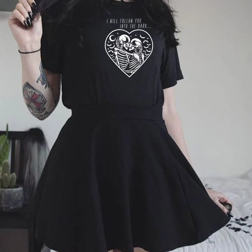 Skeleton Kiss Black Gothic T-Shirt Women Punk Streetwear Grunge Goth Tshirt Short Sleeve O-neck Tees Tumblr Shirt Halloween Tops