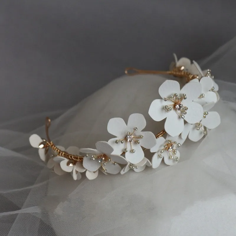 Corona de cuero hecha a mano con flores para mujer, diadema nupcial con perlas, Tiara para boda, fiesta de graduación, pieza para el cabello