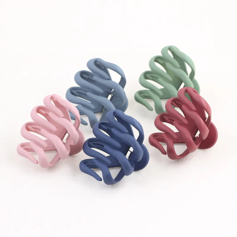 New Geometric Frosted Hair Claws Crab Plastic Hair Clips Barrettes for Women Girls Hairpins Fashion Simple Accessories T0392