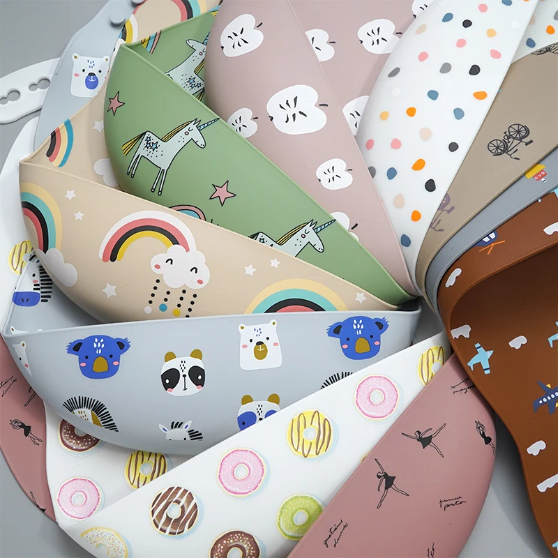 Babero de silicona con estampado de dibujos animados para bebé, delantal impermeable, ajustable, paño para eructar, novedad de 2020