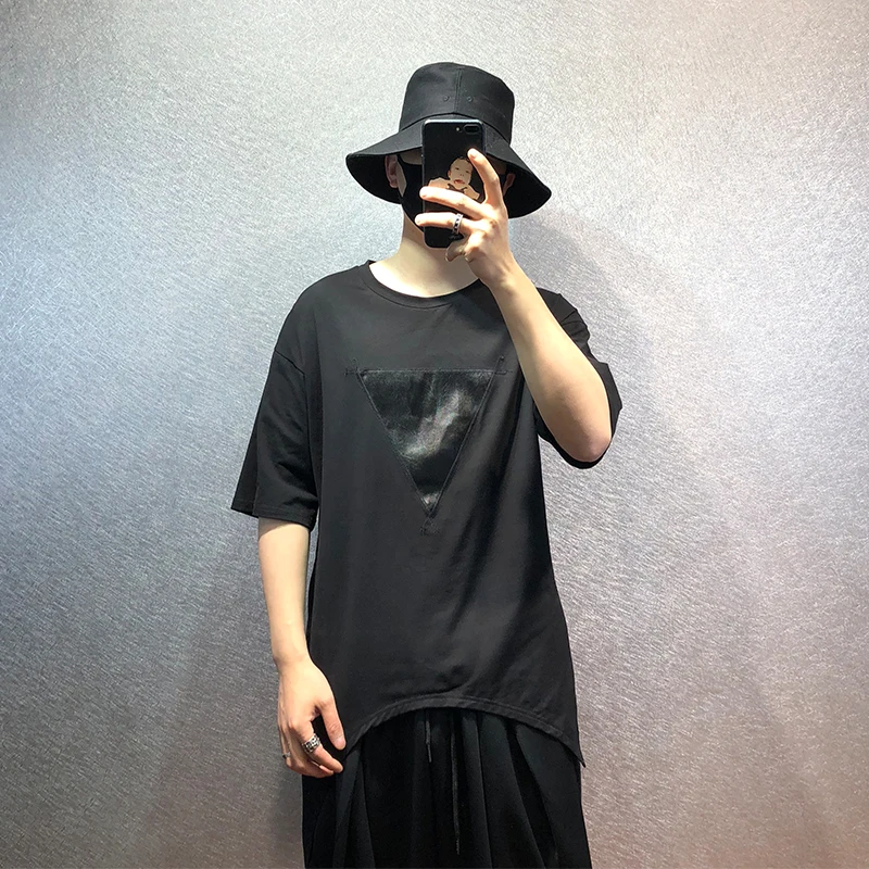 

Men Korean summer personality simple triangular pattern stitching asymmetric front short back long loose large black T-shirt