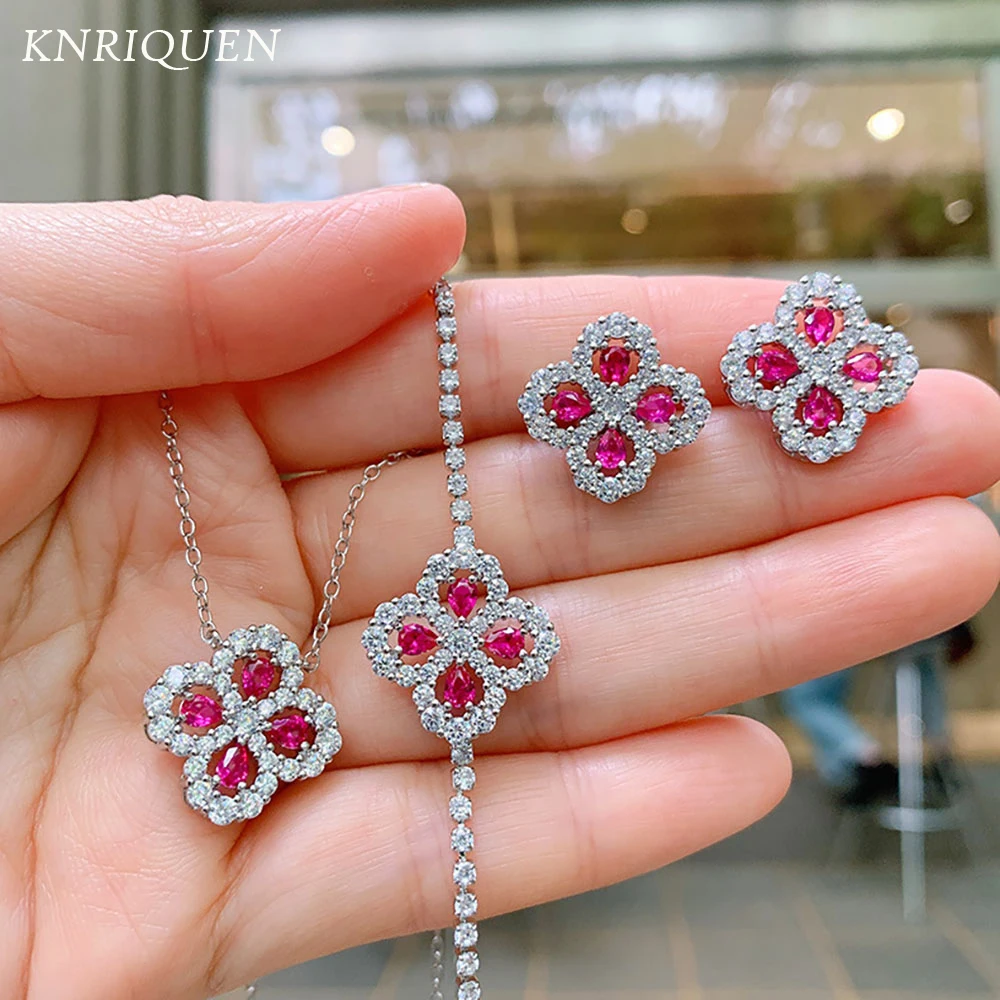 

Charms Four Leaf Clover Necklace Earrings Bracelet for Women Luxury Created Ruby Gemstone Wedding Jewelry Sets Anniversary Gift