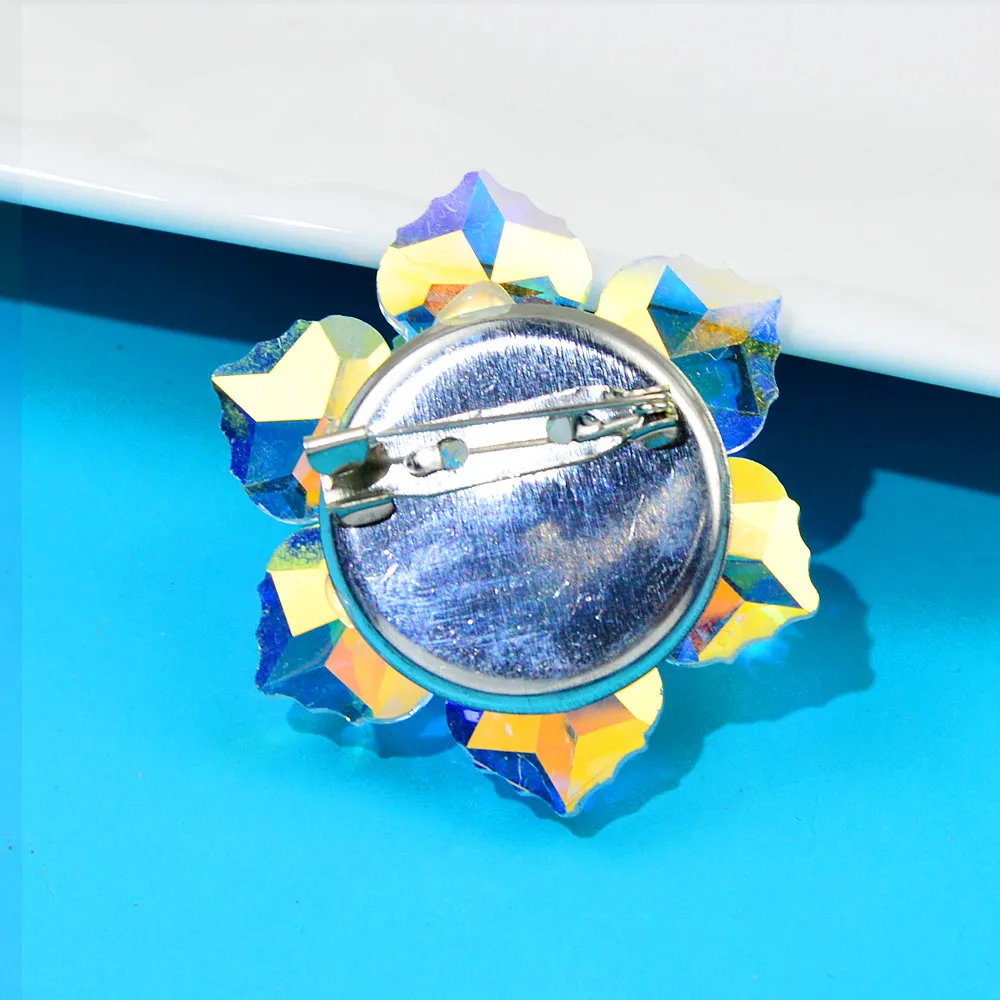 CINDY XIANG Shining Crystal Flower Brooches For Women Handmade Winter Fashion Pin 20 Colors Available Party Accessories