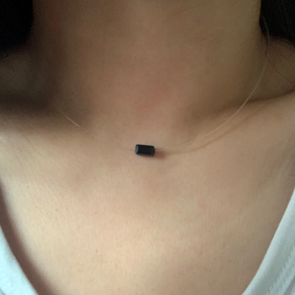 بسيطة صغيرة سوداء الاكريليك هندسية حبة غير مرئية المختنق قلادة لطيف شفاف خيط صنارة الصيد سلسلة الرقبة الترقوة مجوهرات