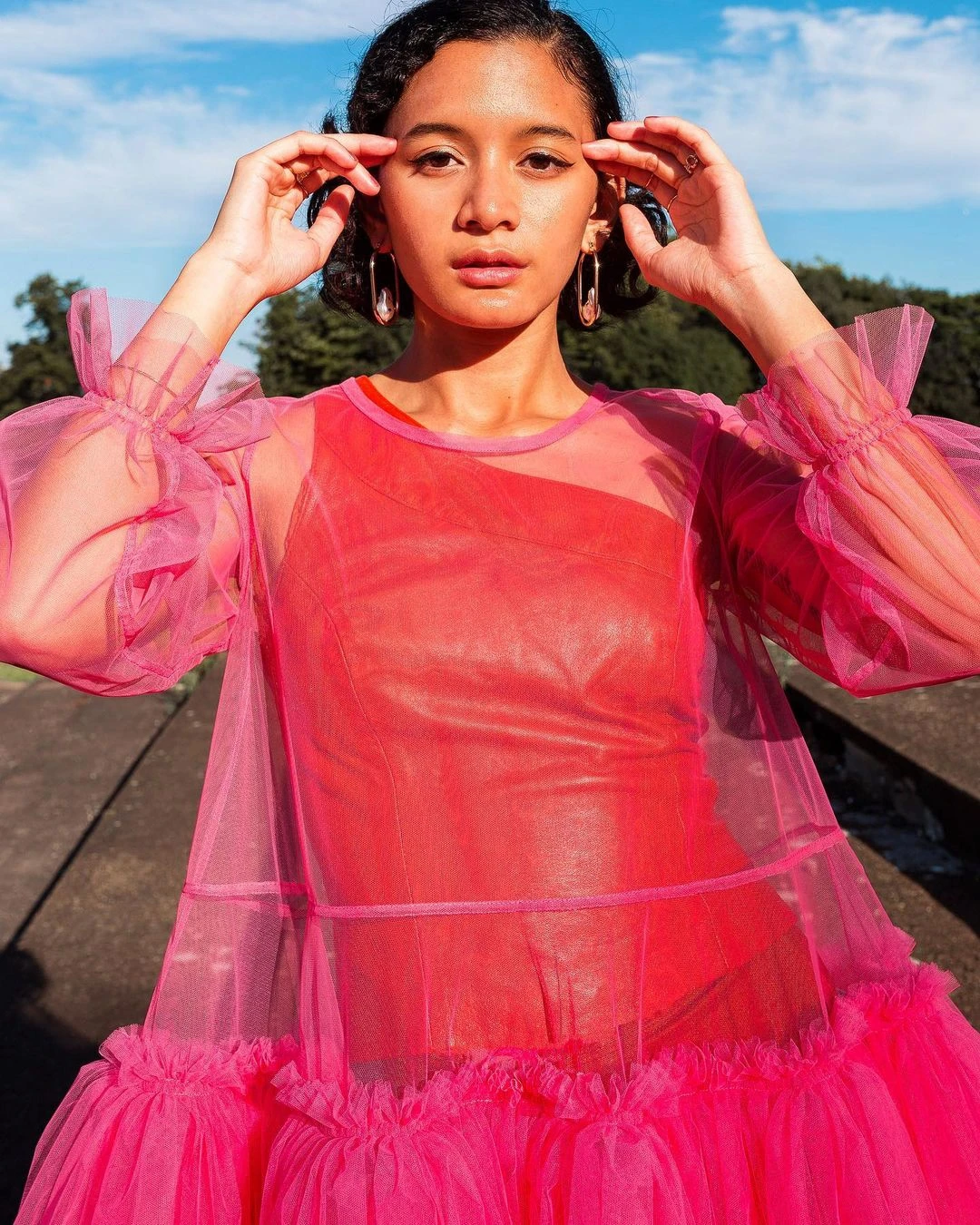 فستان نسائي أحمر مثير بسيط O Nuck من التول الكشكشة من خلال فساتين صغيرة طبقة ثوب مصنوع حسب الطلب مقاس كبير