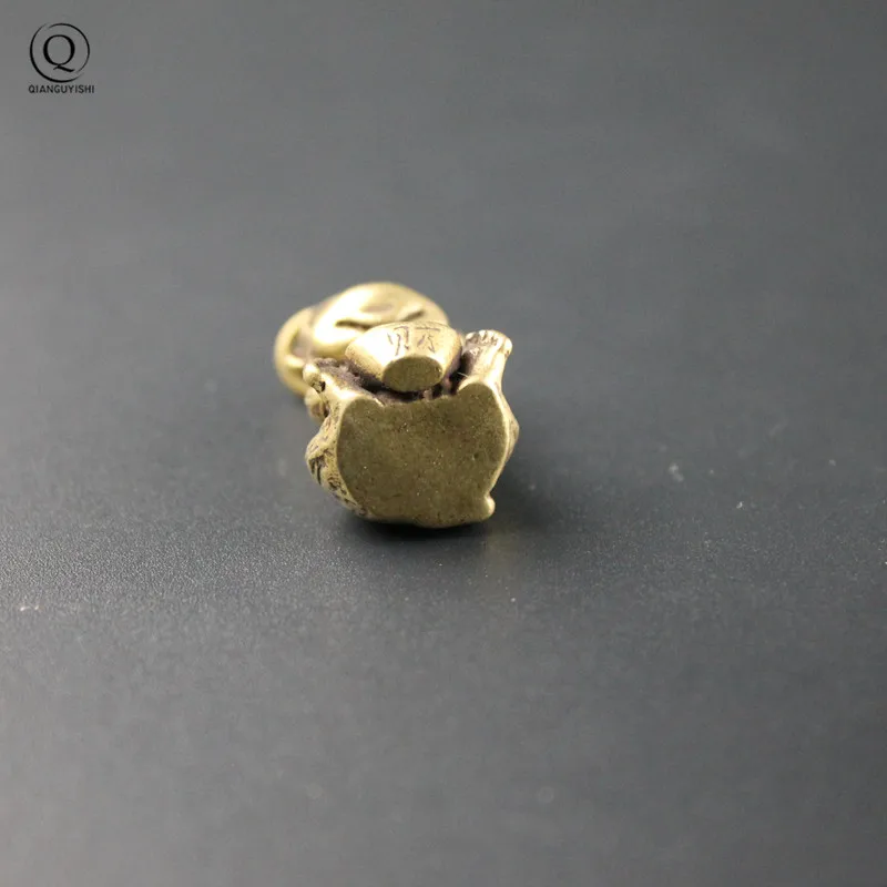 Antique Brass Monkey Holding Ingot Pendants for Keychains Accessories Copper Chinese Zodiac Monkey Figurines Car Key Chain Rings