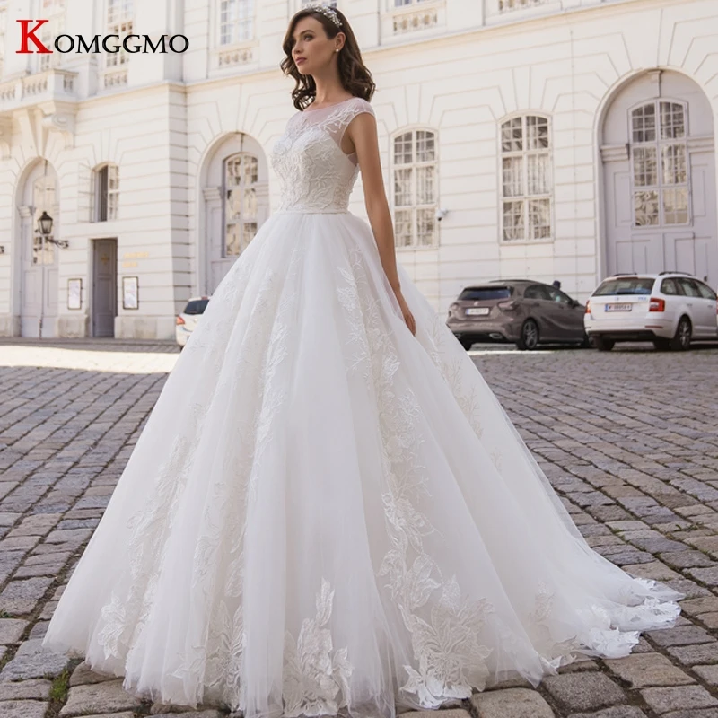 

Custom Made O-Neck Embroidery Appliques Tulle Court Train Bridal Ball Gown Luxury Cap Sleeve Button Back Wedding Dress for Women