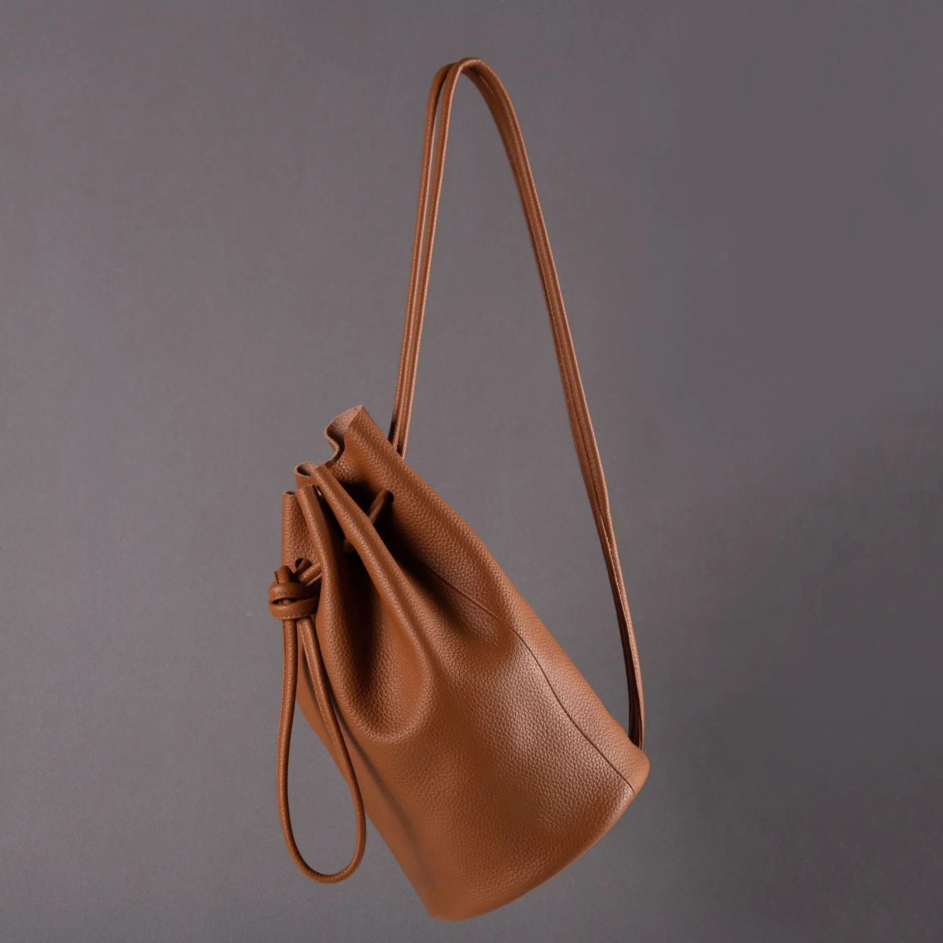 Boutique recommended new female bag head layer cowhide messenger bag simple ins drawstring one-shoulder bucket bag