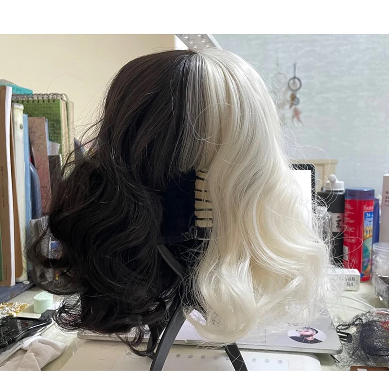 High Quality Cruella de Vil Cosplay Wig Black White Blond Short Cruly Hair Heat Resistant Synthetic Hair Party Wigs + Wig Cap