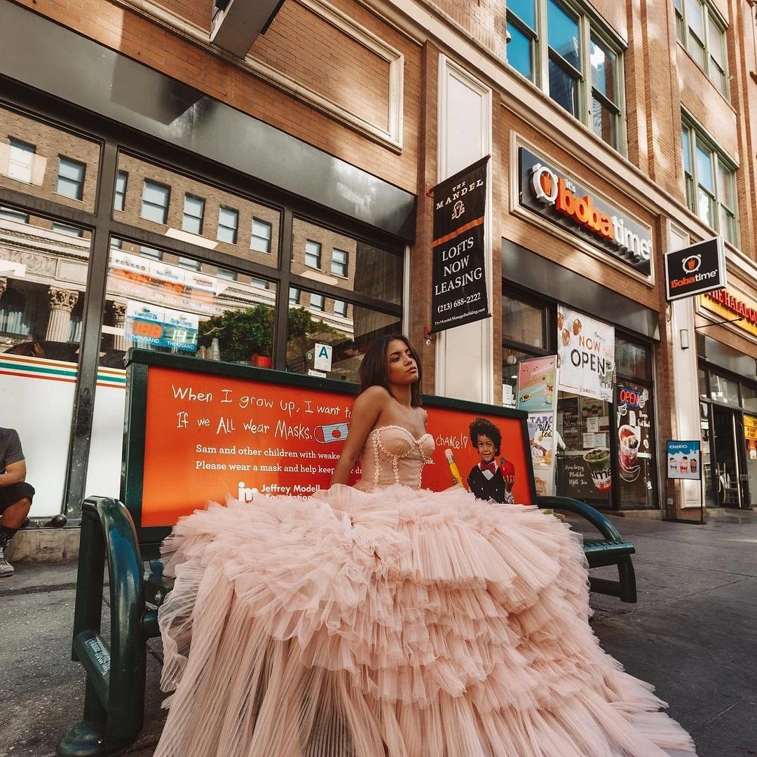 Gorgeous Pink Ruffled Tulle ชุดราตรีที่ไม่มีสายหนัง Sweetheart Sequins Layered Puffy Tulle กวาดรถไฟ Gowns พรหม