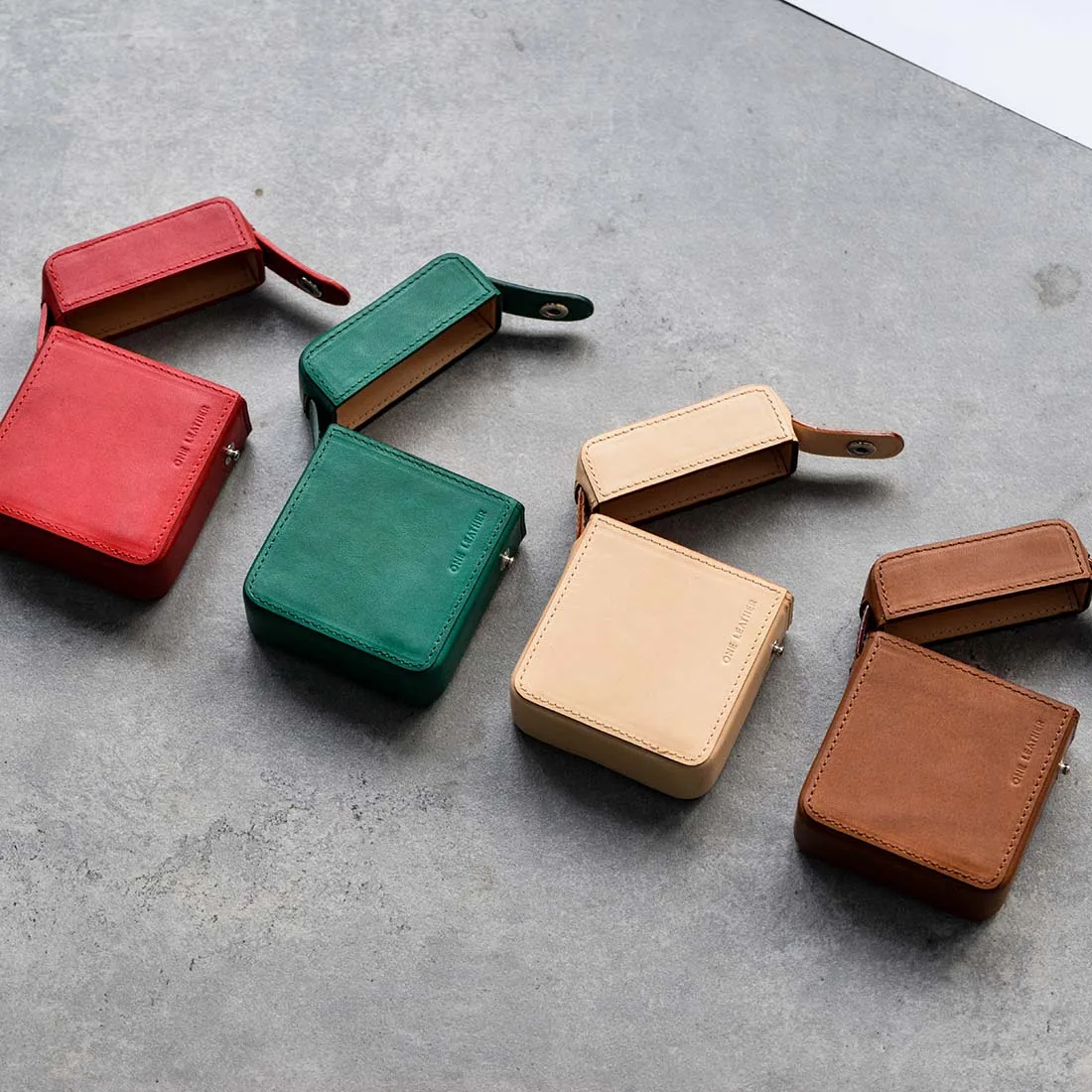 one leather cowhide large capacity cigarette box .can with built in lighter Cigar Case W2057-6