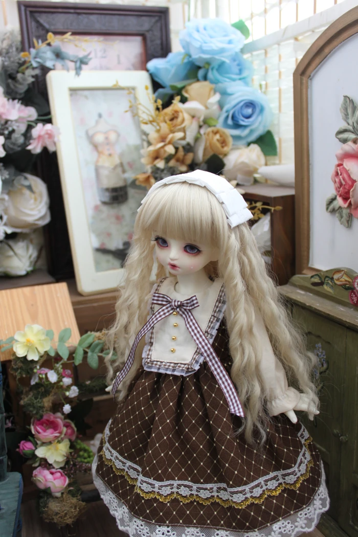 BJD doll dress is suitable for 1/31/41/6MSD and Blythes  retro decorated dress with square bow and simple white hair accessories