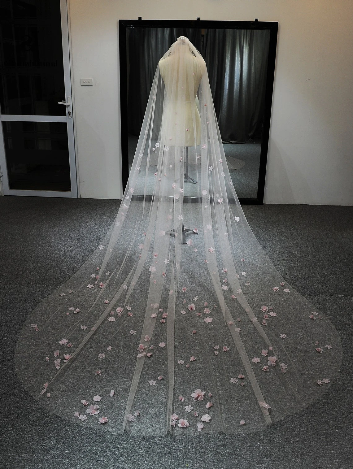 ใหม่เจ้าสาวสีชมพูกลีบ Mopping Veil หญ้าชุดเจ้าสาวงานแต่งงานผ้าคลุมหน้านุ่ม Veil Luxury Handmade งานแต่งงานอุป...