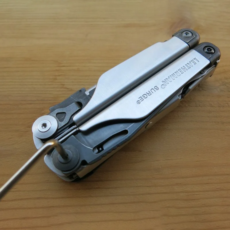 Di alta qualità lavorato a CNC personalizzato Leatherman Surge pinza asse mandrino viti Mod sostituzione T10 chiave Torx con foro Repail fai da te