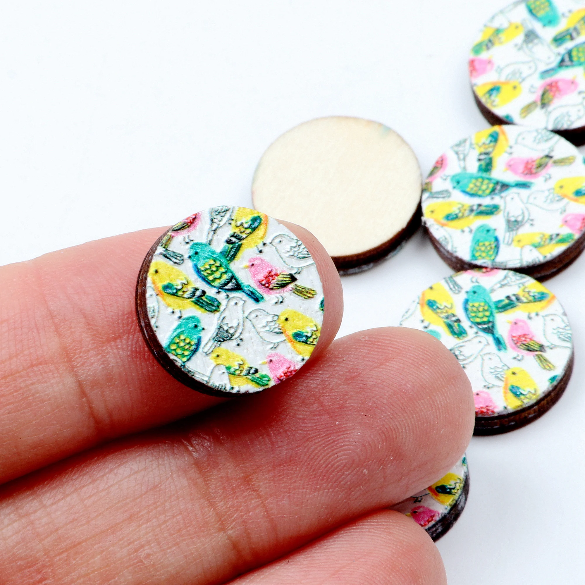 ที่ไม่ซ้ำกัน 3D BIRD Embossed 16 มม.รูปแบบสีวาดเลเซอร์ตัดไม้ Cabochon DIY สำหรับแหวน,ต่างหู, เข็มกลัด,สร้อยคอ