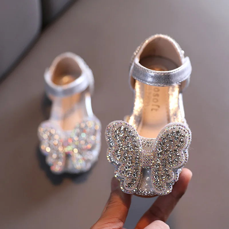 Sandalias planas con diamantes de imitación para niñas, zapatos de cuero para niños, mariposa, purpurina, suaves, para boda, verano, 2023