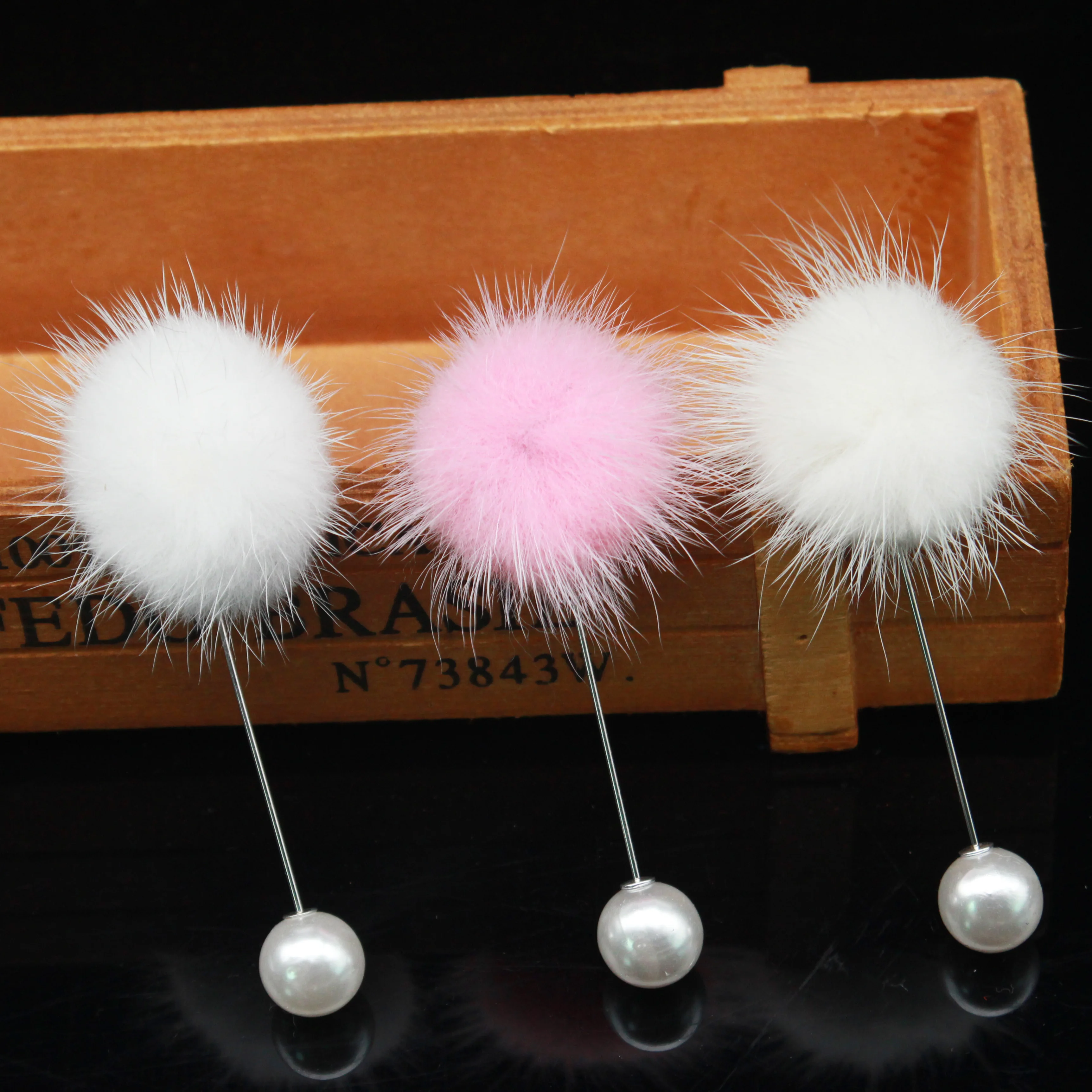 Cute Charm Pearl Brooch Pins For Women Korean Mink Fur Pompom Ball Piercing Lapel pin Brooch Collar Jewelry Gifts