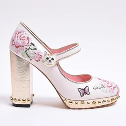 Scarpe da sposa in pelle bianca con ricamo rosa Mary Janes décolleté con fibbia a gatto décolleté con tacco grosso dorato scarpe eleganti Bridals