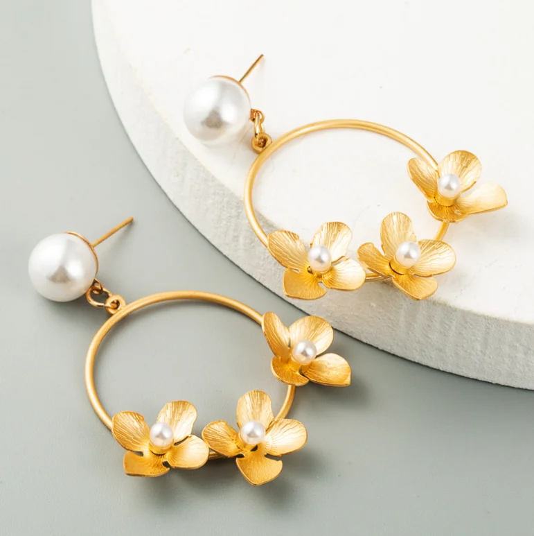 

Free Shipping HER026 50 Pairs/lot 4 x 5 CM Alloy Floral Earrings W Pearls Ear Nail Fashion Earrings Women Wearing Jewelry