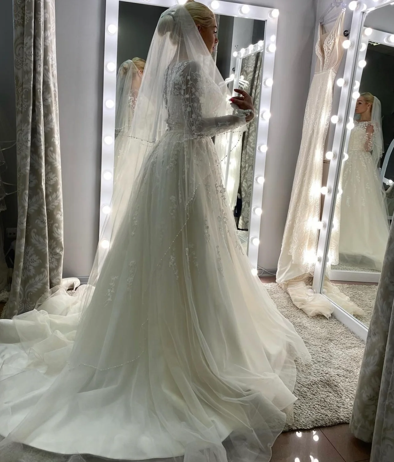 Wedding Dress O-Neck Illusion Tulle Full Sleeve Lace Appliques Sashes Button Floor Length Sweep Train Gorgeous Bridal Gown New