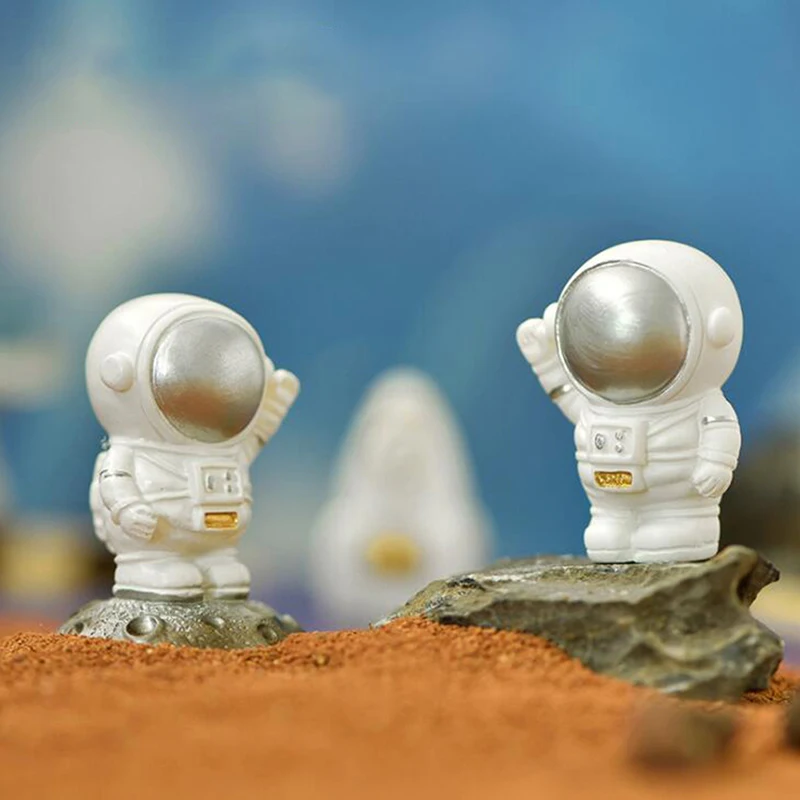 Cute Resin Decoration Space Astronaut Home Decor Small Ornaments Cake Baking Figurine Car Desk Decor Mini Garden Statue Toy Gift