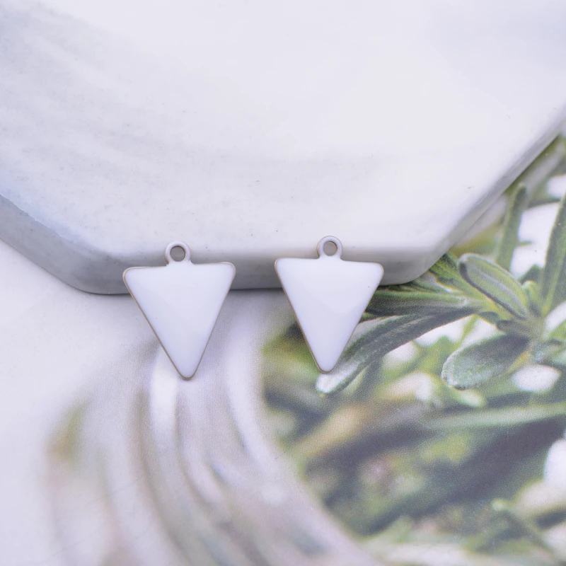 30 Stück 14*12mm Hochwertige Kupfer-Emaille-Dreiecksanhänger Beidseitig Beschichtet für DIY-Schmuckherstellung Armbandherstellung Ohne Verblassen – Detail 5