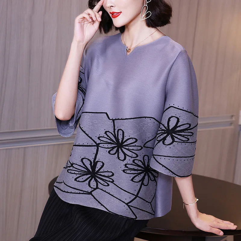 

Middle Aged Mother Summer Embroidery Round Neck T-shirt 2021 New Women's Loose Pleated Top