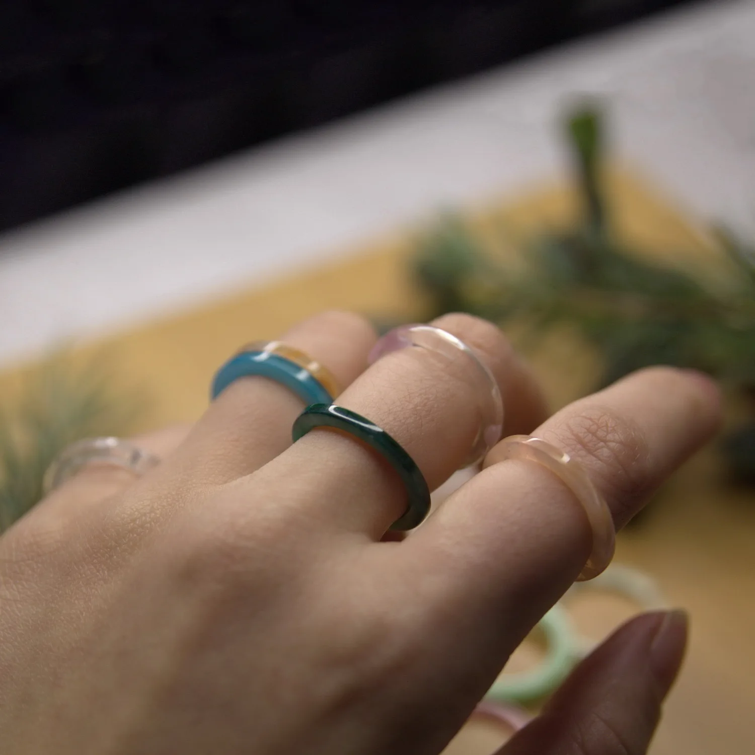 Neue koreanische ästhetische bunte Harz-Acryl-Ringe im Set für Damen – geometrische runde Ringe, temperamentvoller, vielseitiger Schmuck als Geschenk – Detail 31