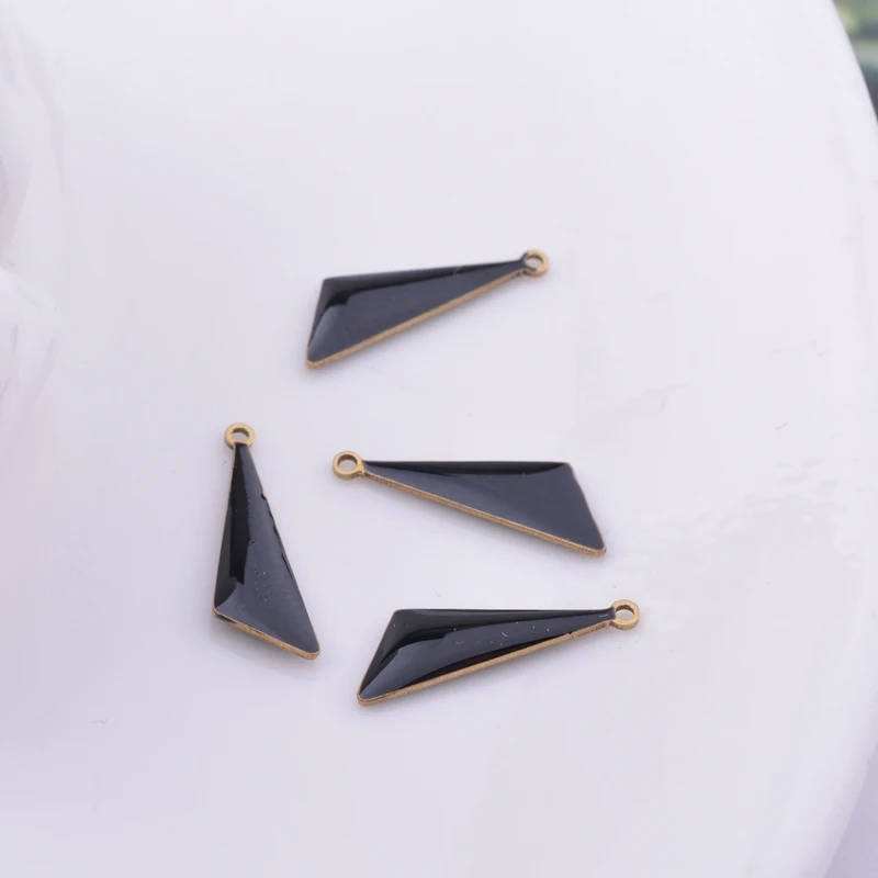 30 Stück 5*16mm Kupfer-Charms mit beidseitiger Emaille-Besetzung in geometrischer Dreiecksform für Ohrringe, Halsketten und Anhänger – Detail 9
