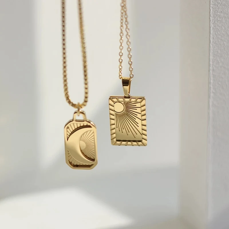 Colgante de placa de Luna y sol grabado para mujer, joyería Vintage de acero inoxidable, collares de oro de 18k para mujer, cadenas góticas para