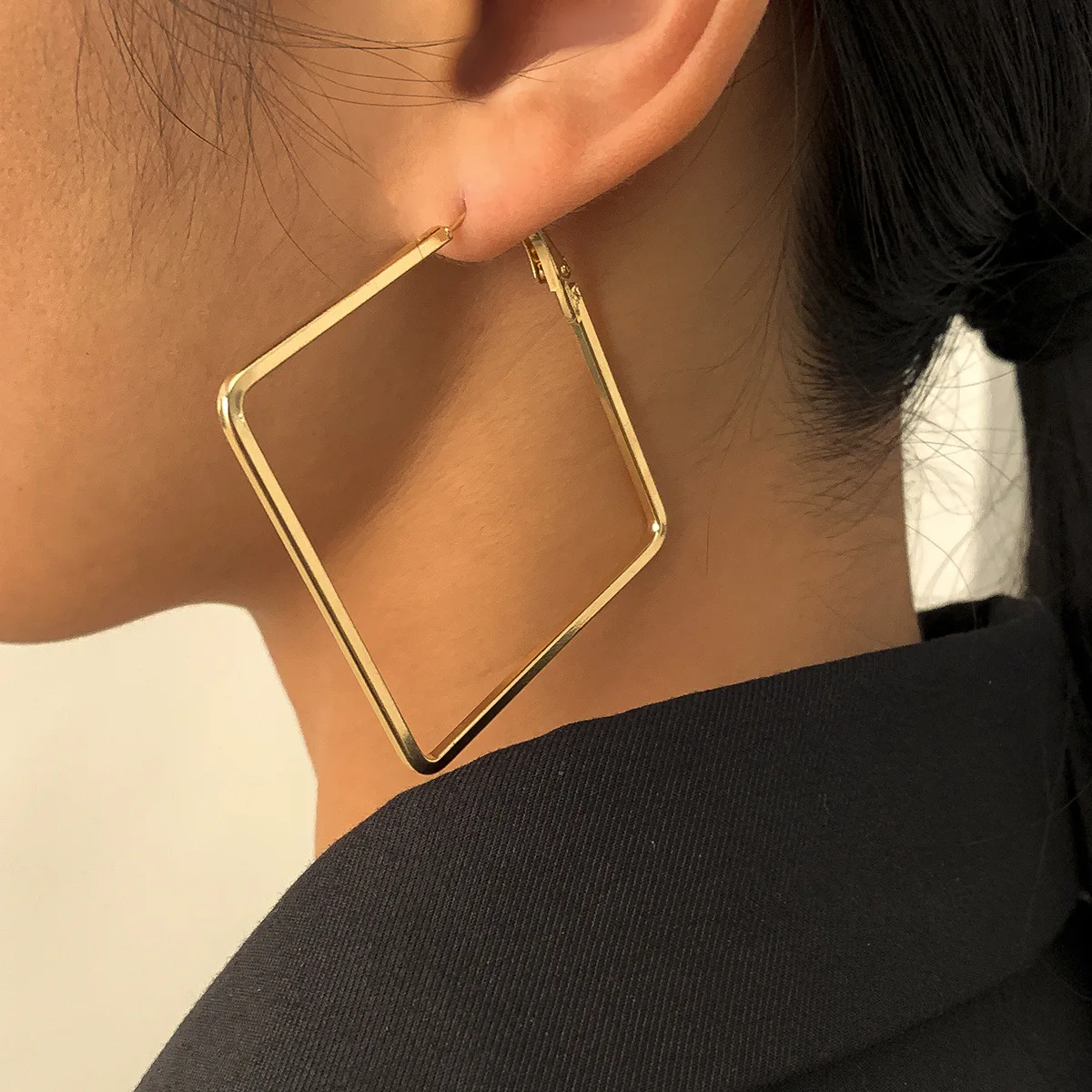 Hollow Big Square Hoop Earrings for Women Jewelry Minimalist Creative OL Statement Geometric Metal Rhombus Brincos Trendy Gift、