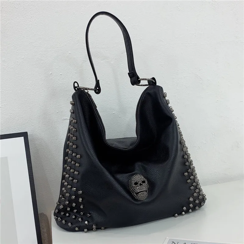 Fashion Women Handbags Punk Style Shoulder Bag Large Capacity Crossbody Bag Rivet Skull Tote Messenger Bag