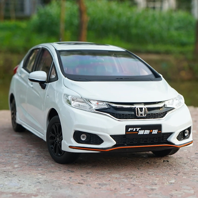 Original factory authentic 1:18 Honda FIT 2018 sport Jazz White hatchback diecast car model for gift, toys, collection