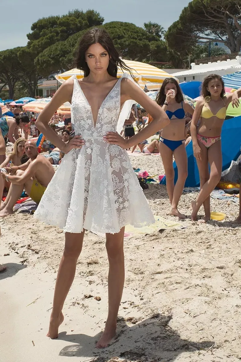 Vestido de Noiva Curto Praia com Renda A Line, Decote V Profundo, Elegante Vestidos de Noiva Boho, Costas Abertas, Branco, Feito Sob Encomenda