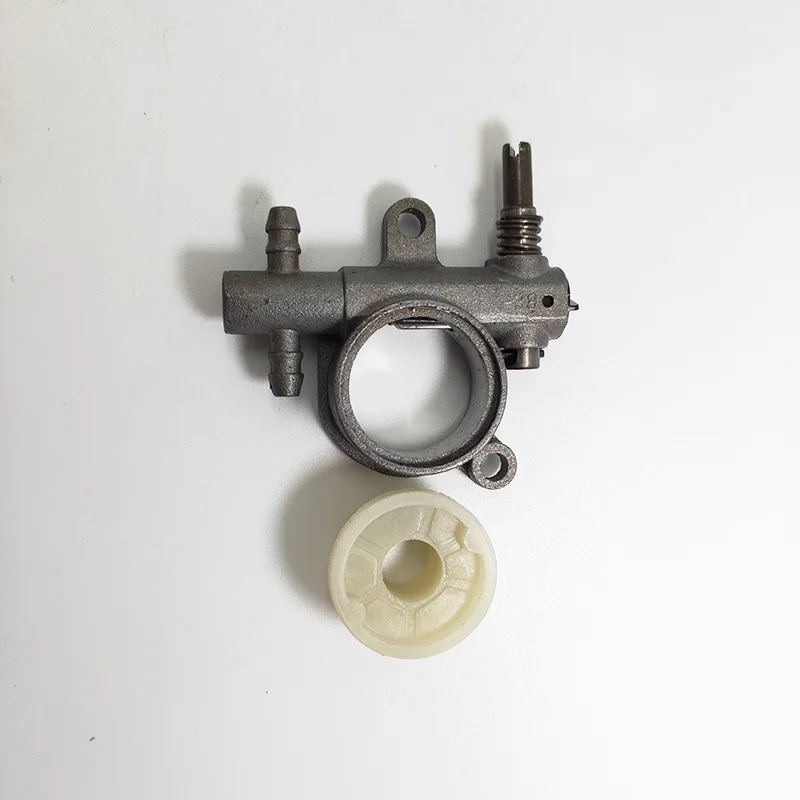 1Set 2500/3800 Chainsaw Spare Parts Oil Pump With Worm Drive Gear Fits Chain saw 25CC/38CC