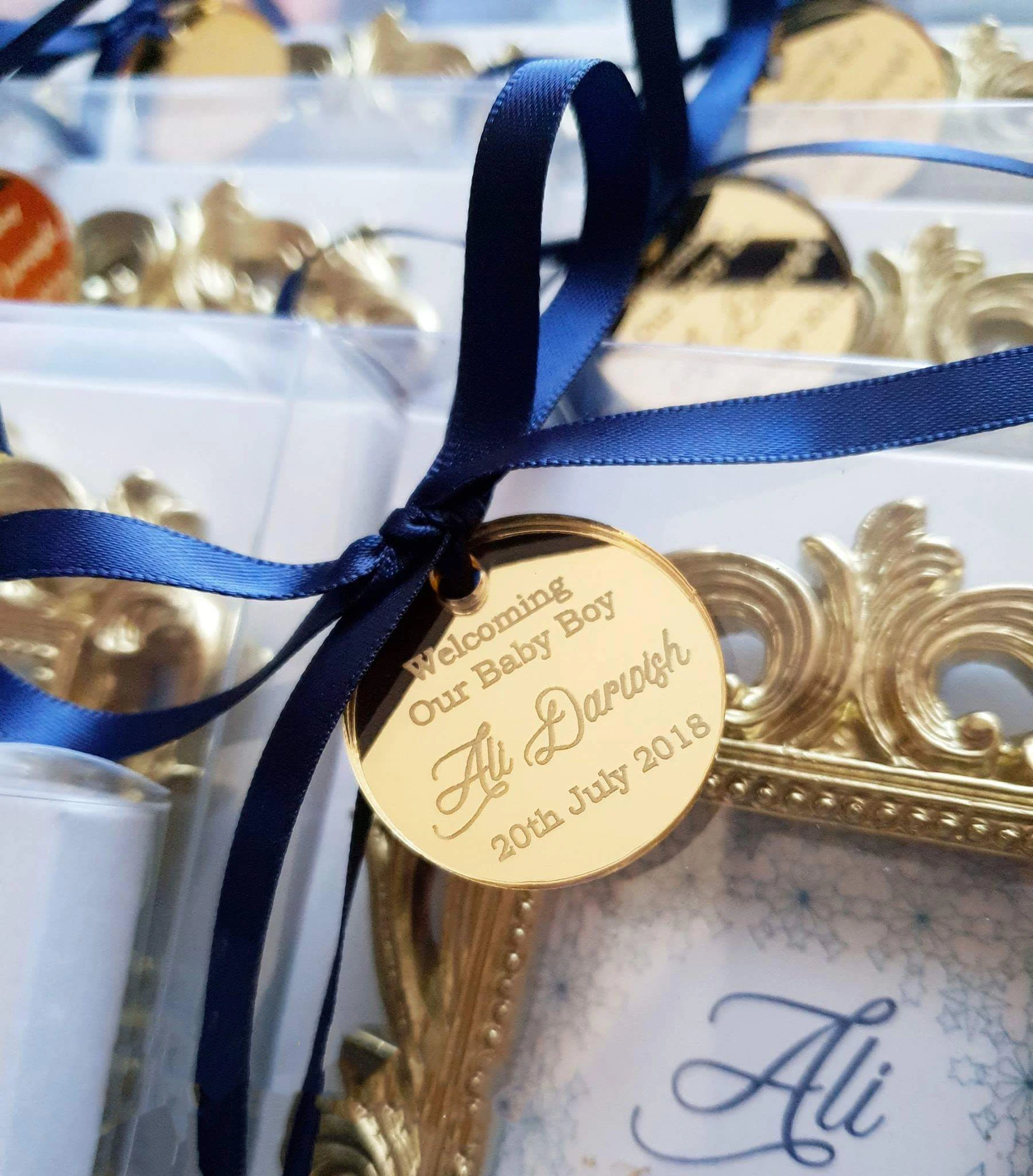 赤ちゃんのためのパーソナライズされた洗礼ラベル,金の鏡,丸い装飾,パーティーや婚約のためのテーブル,50個