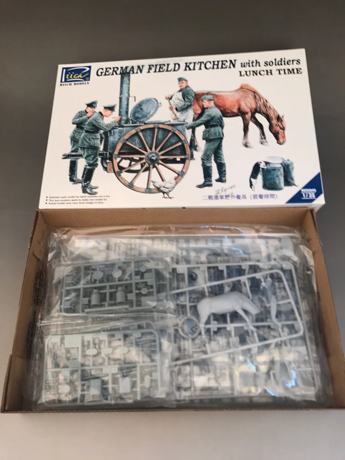 Riich Models RV35045 1/35 WWII Greman Field Kitchen with Soldiers lunch Time