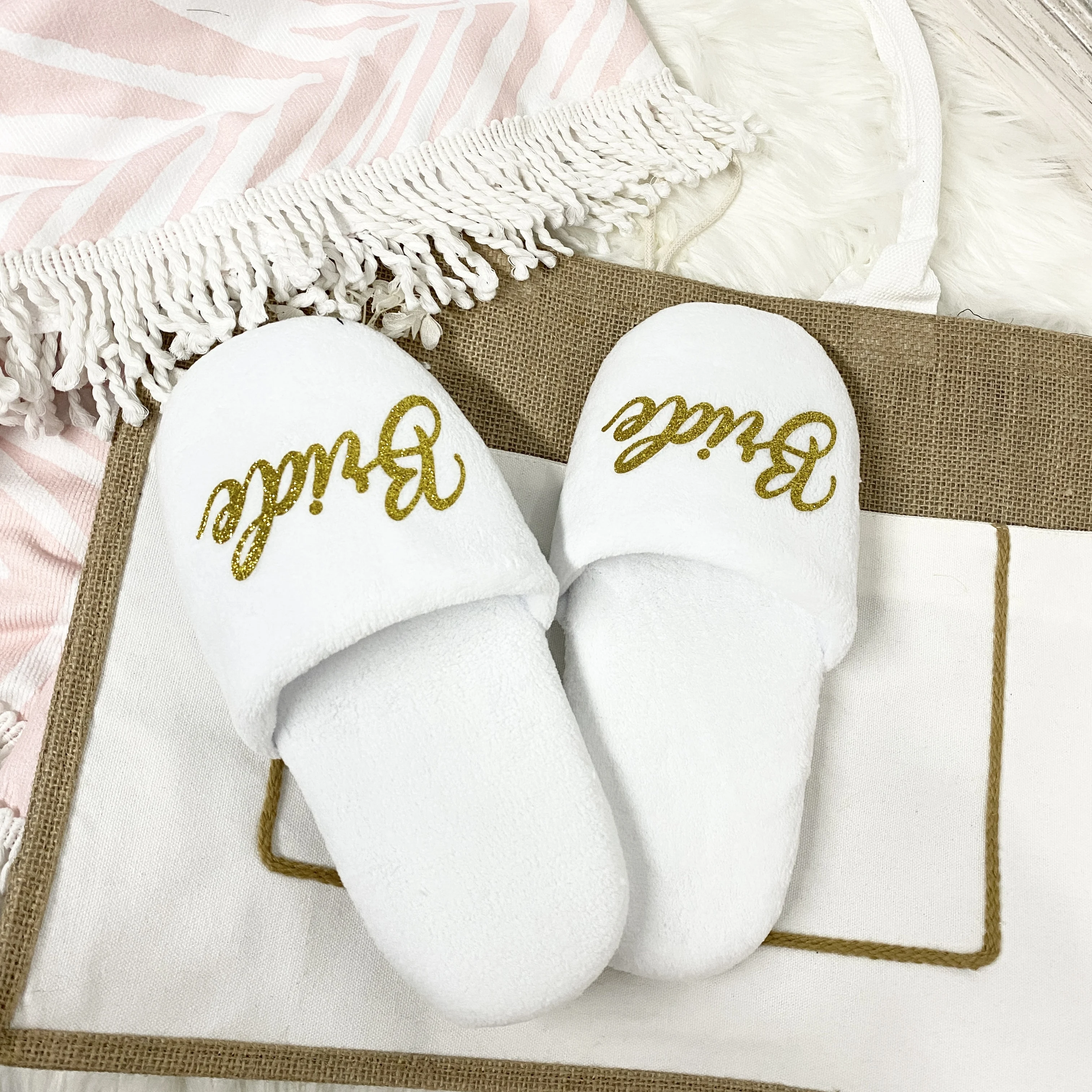 Pantofole personalizzate in corallo bianco da sposa, decorazione per damigelle d\'onore, pantofole comode da sposa, regali per addio al celibato