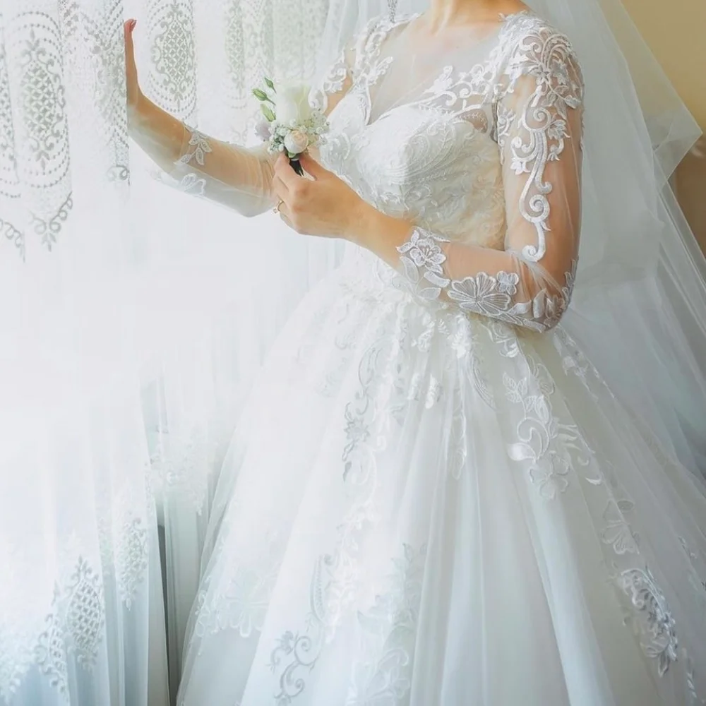 Abito da sposa con scollo trasparente, maniche lunghe, applicazioni in pizzo, paillettes, tulle, bottoni sul retro, strascico, splendido abito da sposa personalizzato