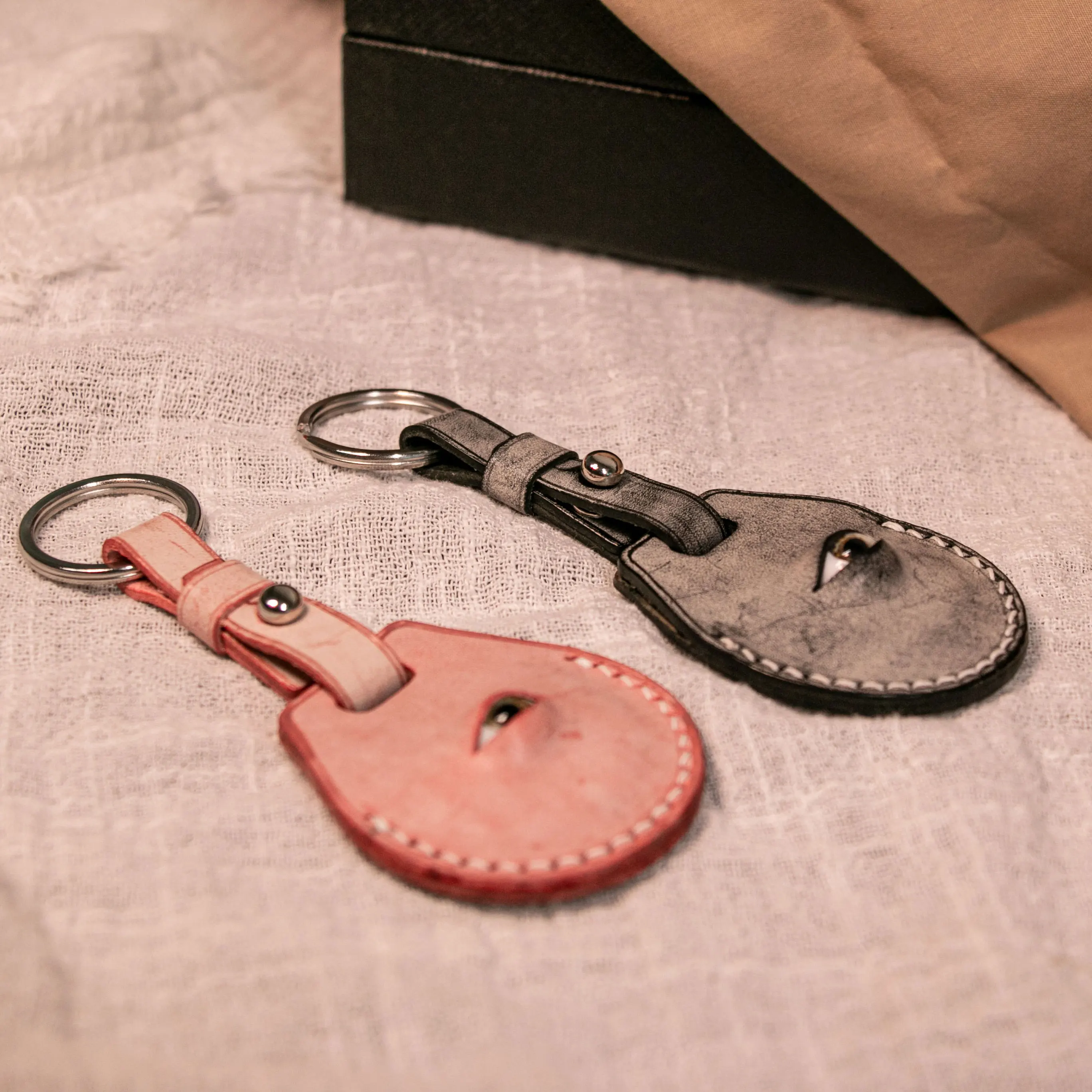 حافظة واقية من الجلد لغطاء مفتاح AirTag مع سلسلة المفاتيح لابل Airtags قذيفة سلسلة مفاتيح جلدية مضحكة