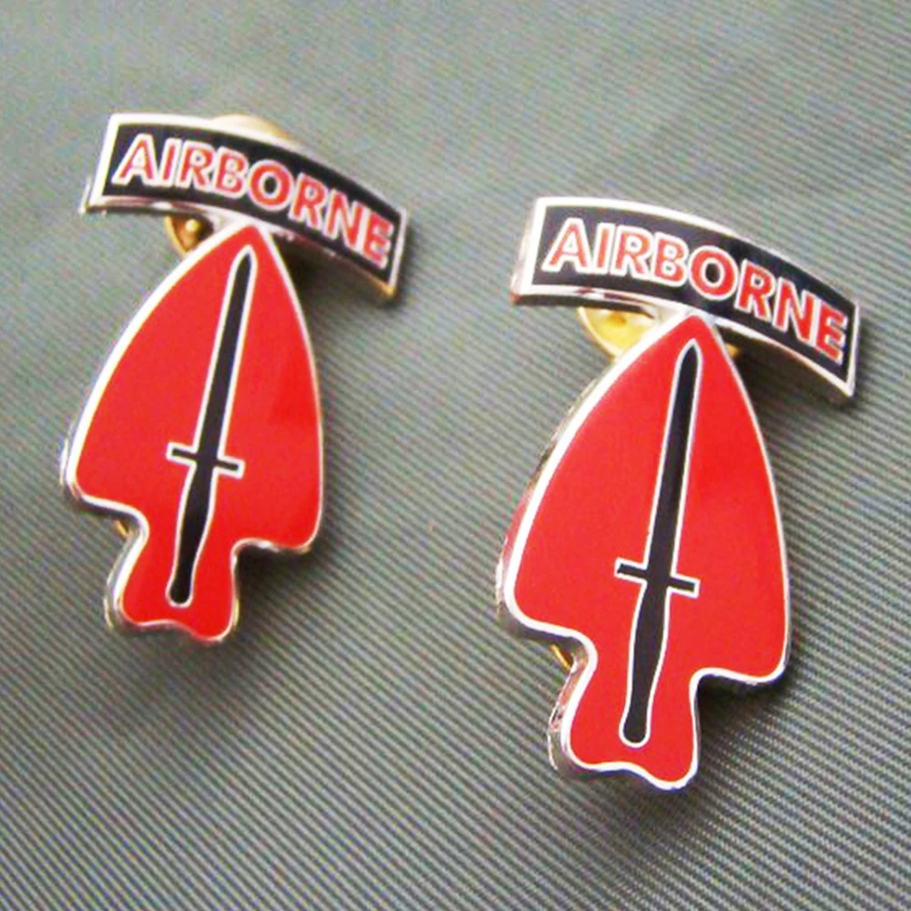 

PAIR WWII US ARMY AIRBORNE COMMAND HEADQUARTERS DIVISION DISCERN BADGE PIN COCKADE