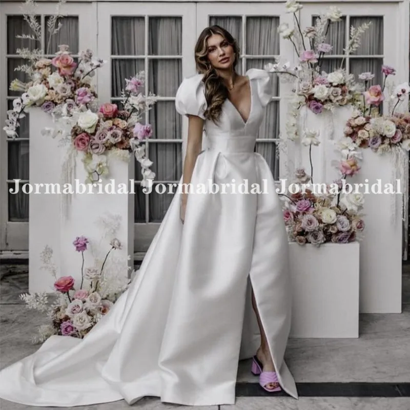 Korte Puff Mouwen Satin Wedding Dress V-hals Hoge Split A-lijn Beach Bridal Dress Backless Sweep Trein Bruid Bruidsjurken