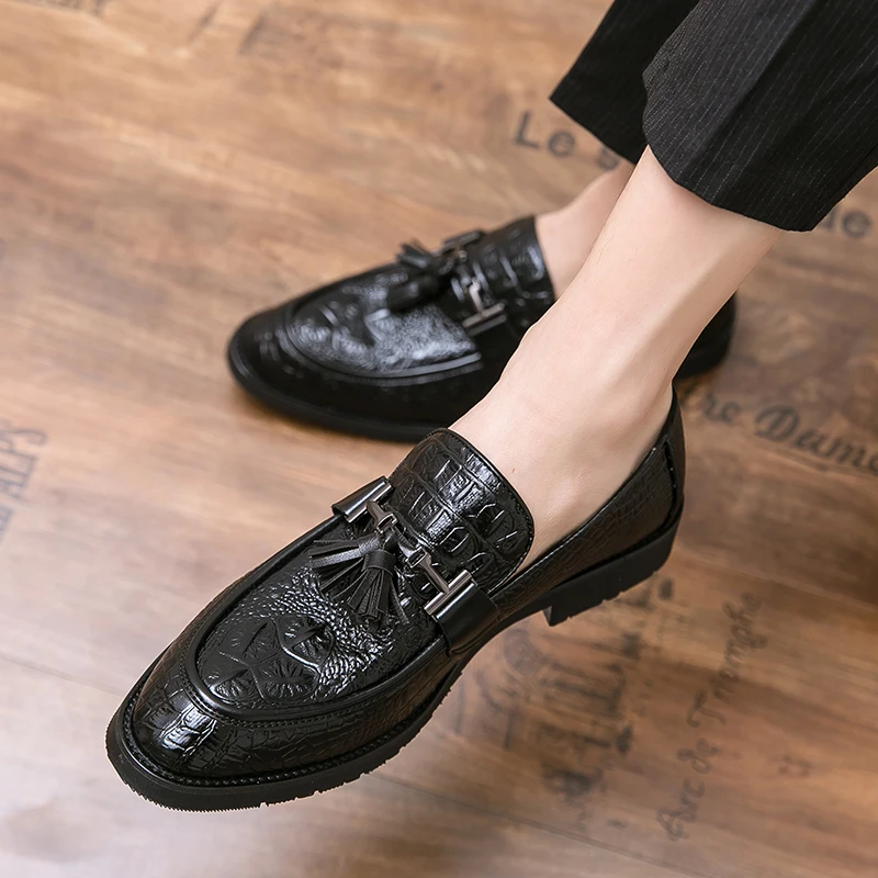 2022New Men Leather Casual Shoes Man Fashion Slip-On Luxury Embroidery Suede Leather Shoes Trend Loafers Big-toed Shoes