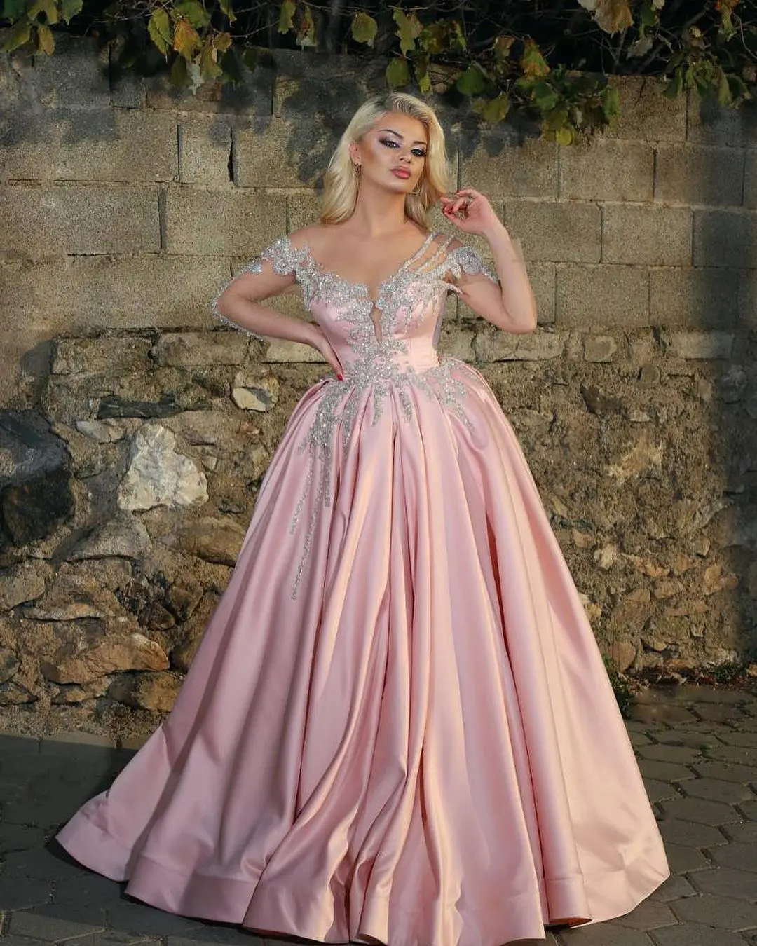 فستان زفاف بسيط مزين بالترتر وأكمام طويلة طول الأرض خط مصنوع حسب الطلب من الساتان فستان الزفاف فيستدو دي نوفيا