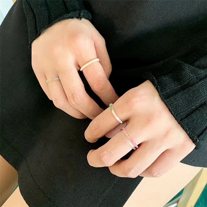 Neue koreanische ästhetische bunte Harz-Acryl-Ringe im Set für Damen – geometrische runde Ringe, temperamentvoller, vielseitiger Schmuck als Geschenk – Detail 7