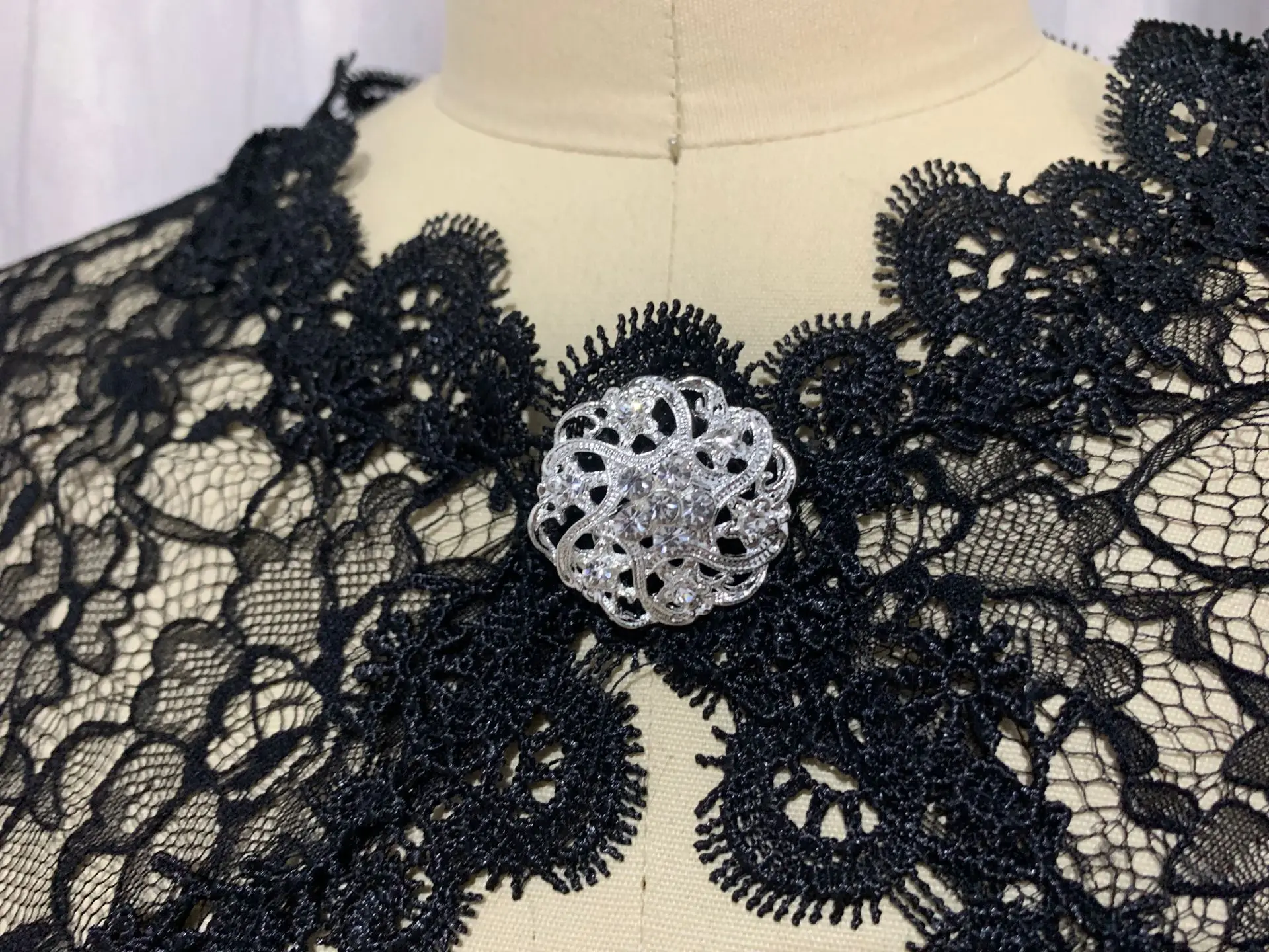 Czarne kobiety ślubna kwiecista koronka szal do opatulania się na balu Bolero wzrusza ramionami Bridal Cape czarny szal