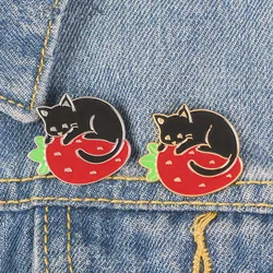 Fruit Strawberry Cat Enamel Pins Black Cat Brooches Kitty Badges Brooches for Women Cute Kawaii Lapel Pin Jewelry Gift for Women